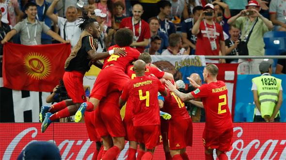 Jogadores da Bélgica comemoram a vitória em cima do Japão (AFP)