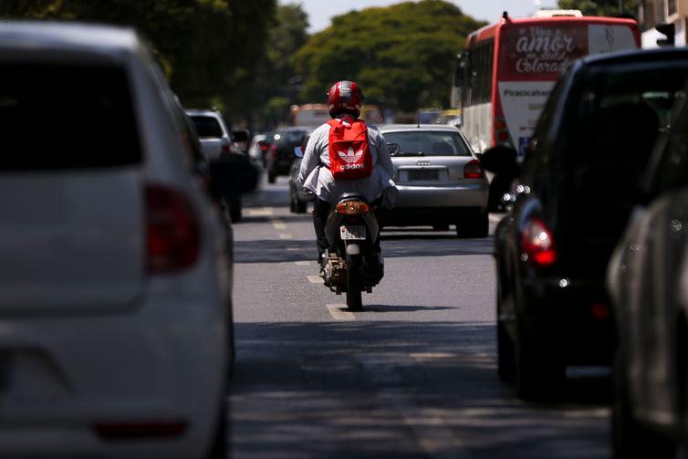 Congestionamentos e complicações do trânsito são alguns dos fatores que incentivaram a população a investirem em motos (Marcelo Camargo/Agência Brasil)