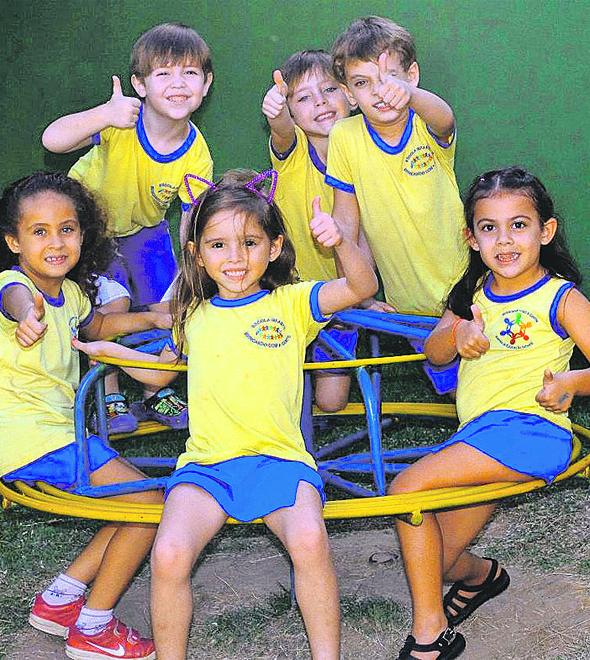 Coleguismo é um dos comportamentos bastante estimulados pelo programa pedagógico adotado pela escola (Divulgação)