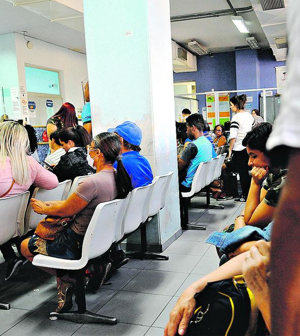 Pessoas aguardam atendimento no Hospital Municipal Dr. Mário Gatti: lentidão no serviço público de saúde irrita usuários e sobrecarrega sistema (Matheus Pereira/Especial para a AAN)