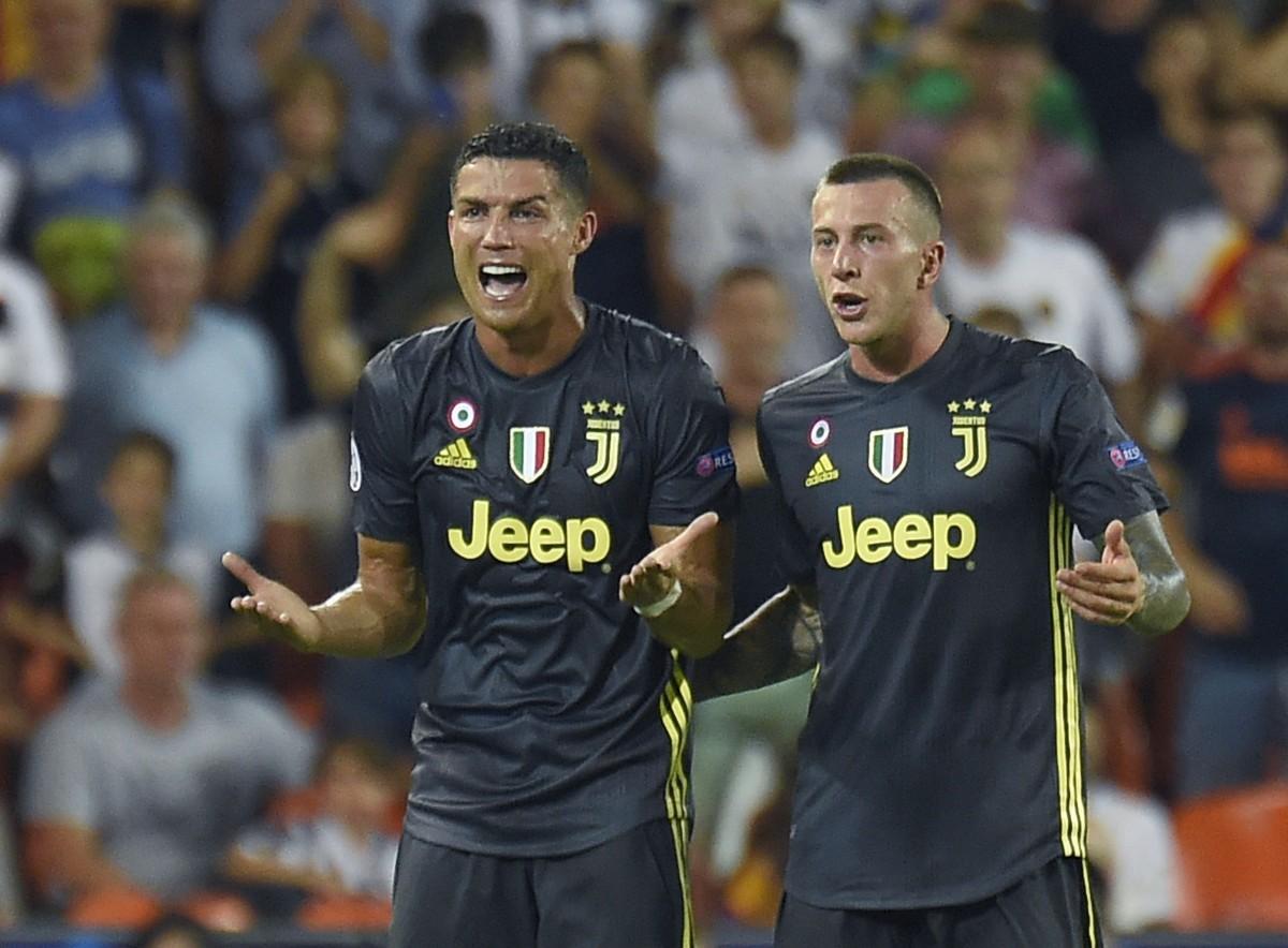 Cristiano Ronaldo foi expulso em lance polêmico, mas viu a Velha Senhora vencer por 2 a 0, com dois gols de pênalti (AFP)