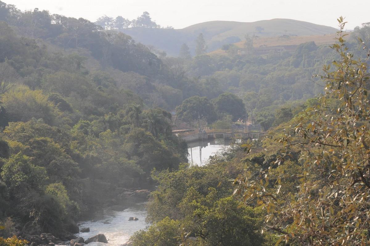 Trecho com bastante pedra do Rio Jaguari, onde será construída a barragem de Pedreira: custo de R$ 230 milhões (Cedoc/RAC)