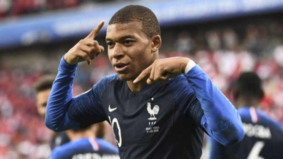 França vence com gol de Mbappé, garante classificação e elimina o Perur
 (AFP)