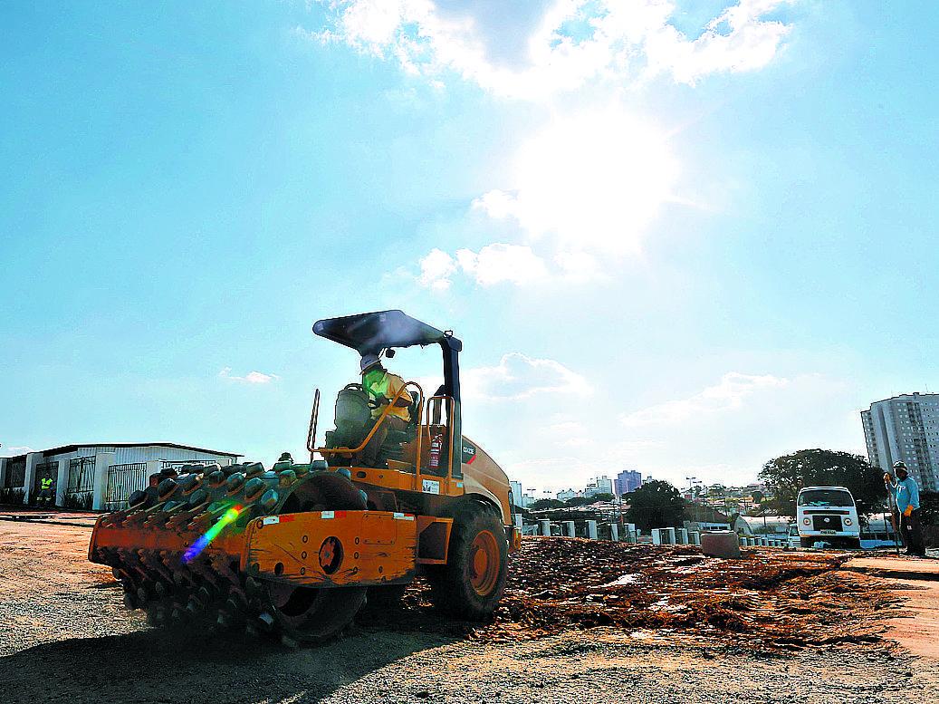 Máquina já prepara terreno onde a MRV erguerá um megaempreendimento no Parque Industrial: em obras (Leandro Ferreira/AAN)