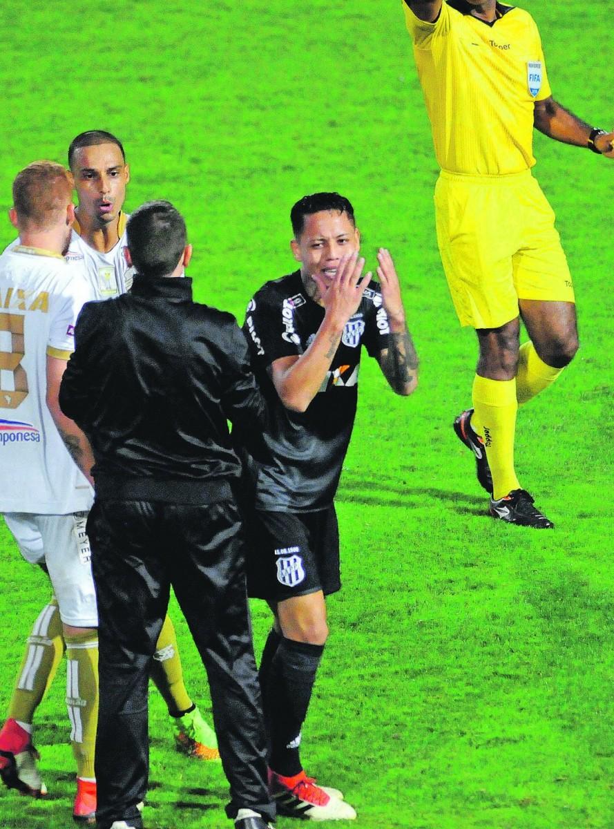 Orinho recebe o cartão vermelho no fim após entrada violenta no adversário: Macaca teve dois expulsos na última partida com portões fechados (Leandro Ferreira/AAN)
