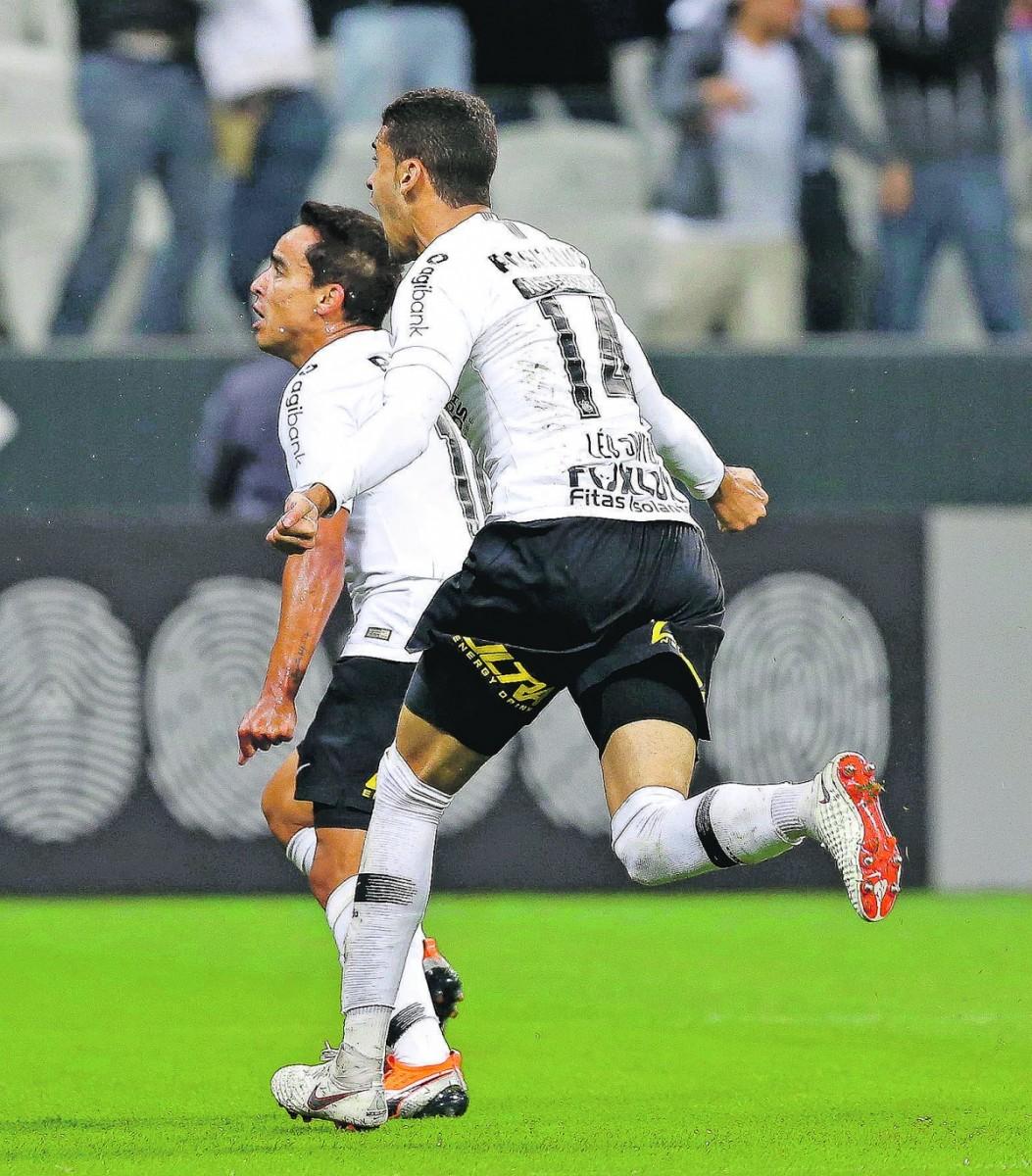Léo Santos comemora com Jadson, que marcou o gol de empate ao aproveitar sobra na entrada da área e chutar colocado no canto direito (Estadão Conteúdo/AAN)