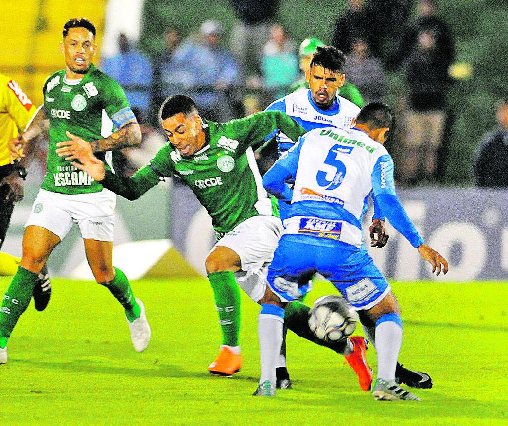 Guilherme, que entrou no segundo tempo, tenta arrancar com a bola, observado por Baraka: com 15 pontos, Guarani ocupa a 7ª colocação (Leandro Ferreira/AAN)