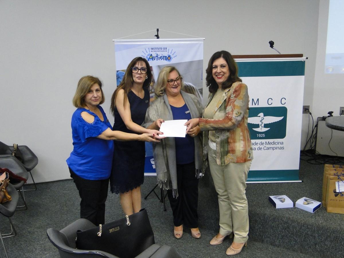 Diretora do Instituto SER, Claudia Dubard (segunda a esquerda) e equipe recebem anuncio oficial do Premio das mãos da presidente da SMCC, (Divulgação)