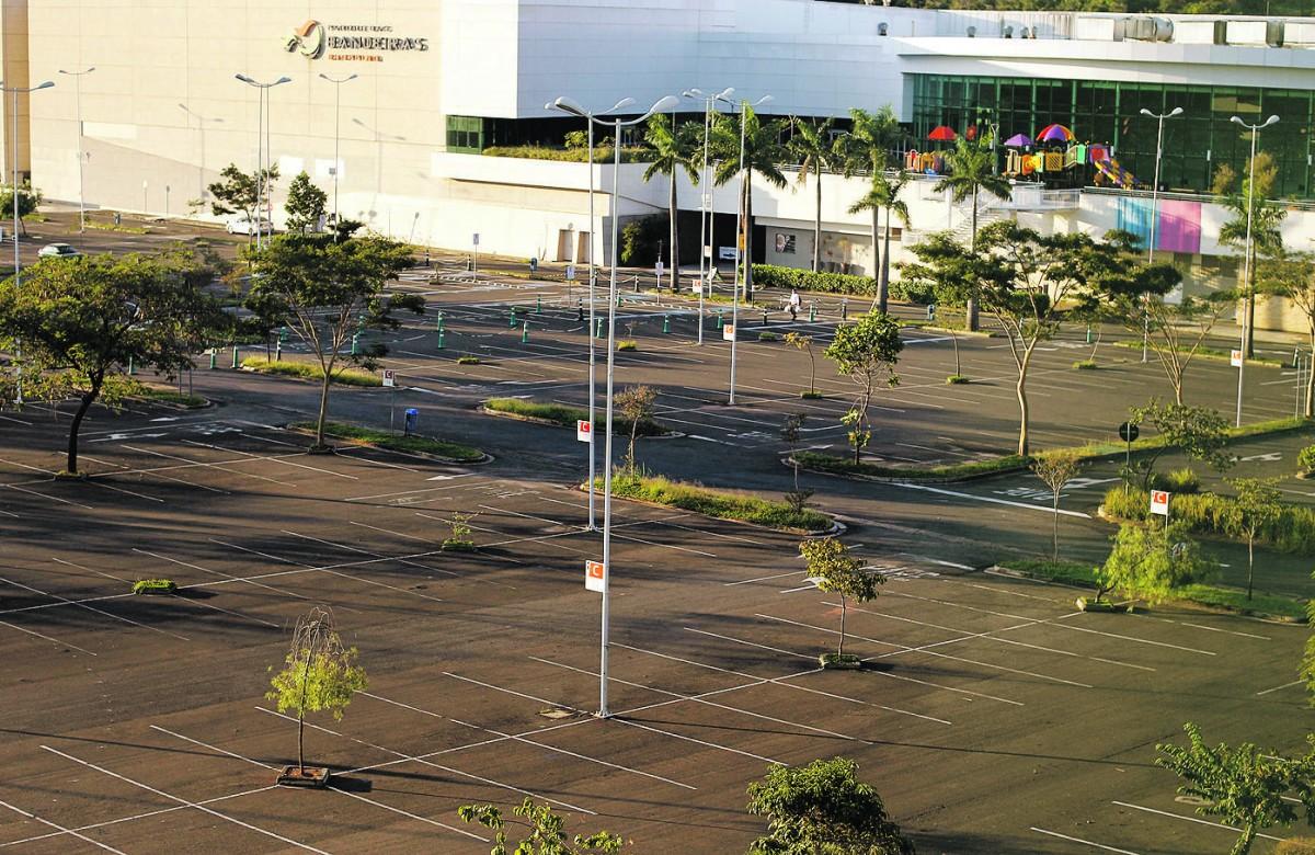 Pátio do estacionamento do Shopping Parque das Bandeiras, na Av. John Boyd Dunlop, totalmente vazio: prefeitura estuda relaxar as restrições (Ricardo Lima/ Correio Popular)