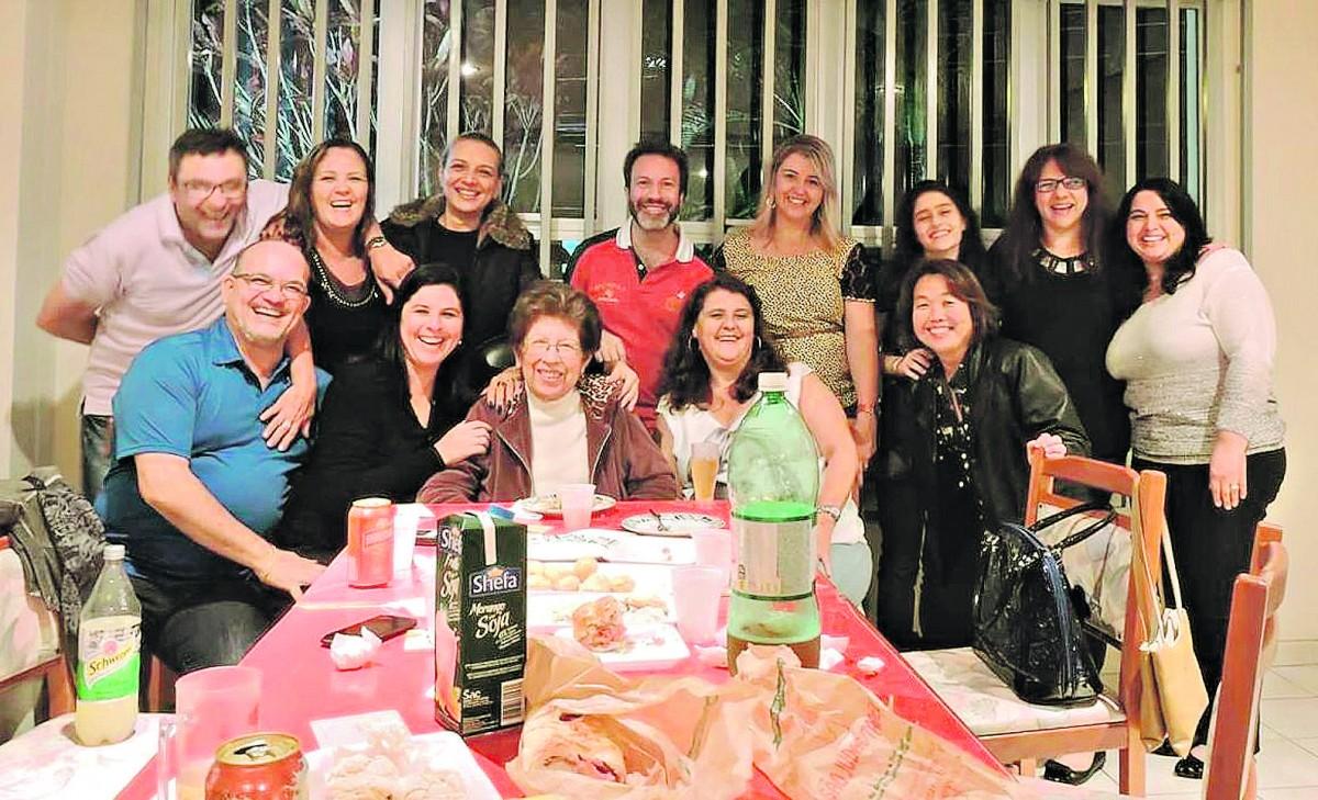 A professora Edercy rodeada pelos antigos alunos do Dom Nery (Arquivo Pessoal)