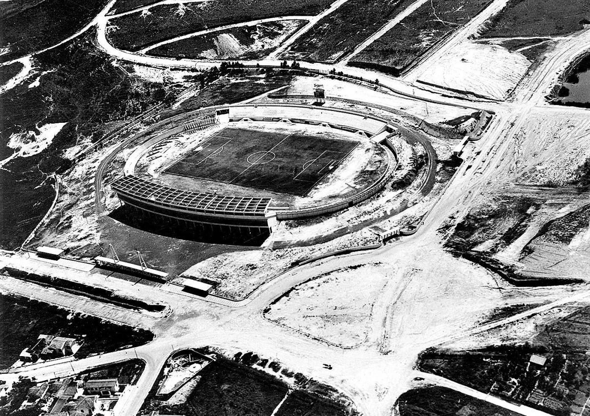 O Brinco de Ouro na época da inauguração: sem as arquibancadas atrás dos gols, estádio foi inaugurado quando nem havia casas no loteamento  (Fernando Pereira da Silva/Acervo Pessoal)