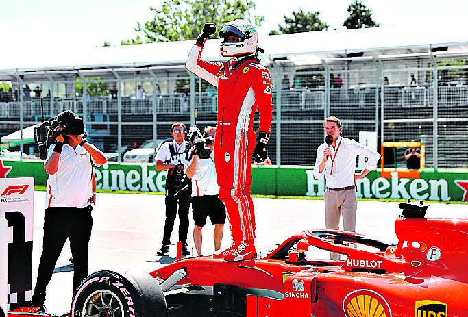 Sebastian Vettel comemora a pole: segundo colocado no Mundial  (AFP)