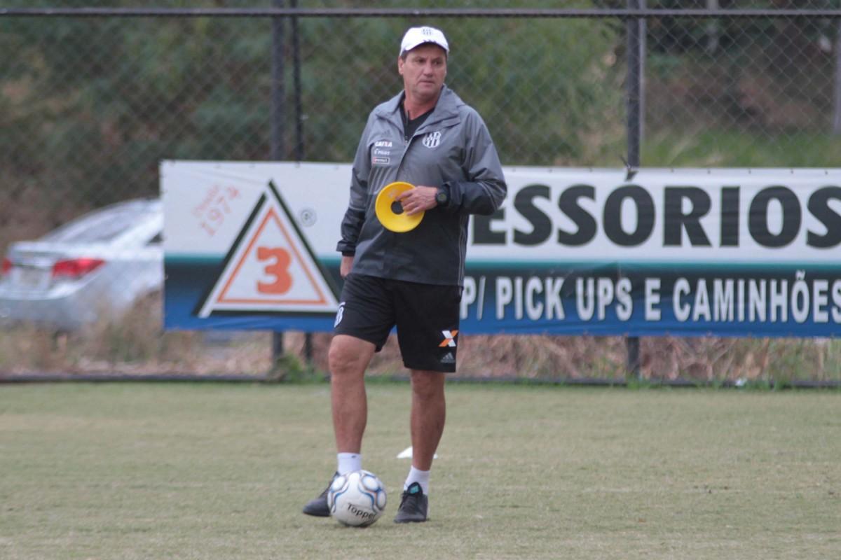 O técnico interino João Brigatti comemora a repetição da escalação pelo segundo jogo consecutivo, fato inédito na Ponte Preta nesta Série B (DENNY CESARE)