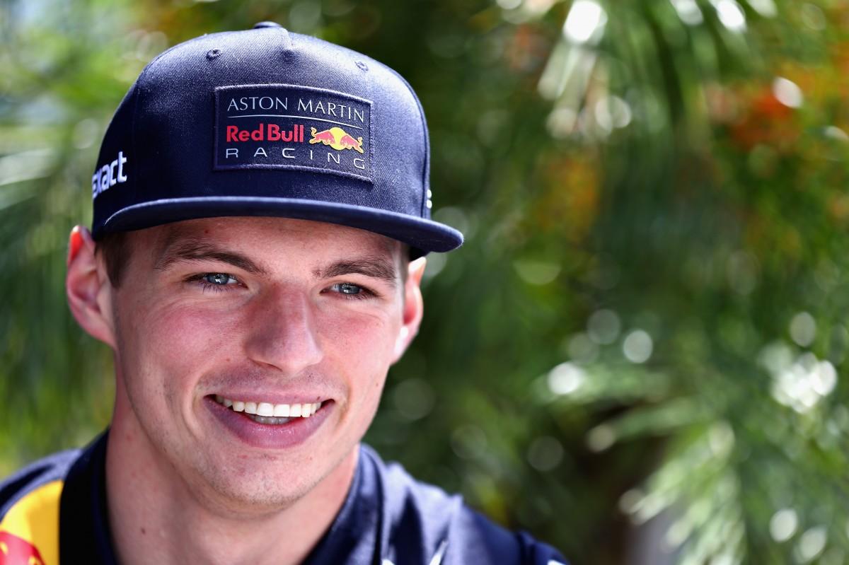 Verstappen pisou fundo, teve um bom rendimento com seu carro e superou o colega de equipe em 0s7 (AFP)