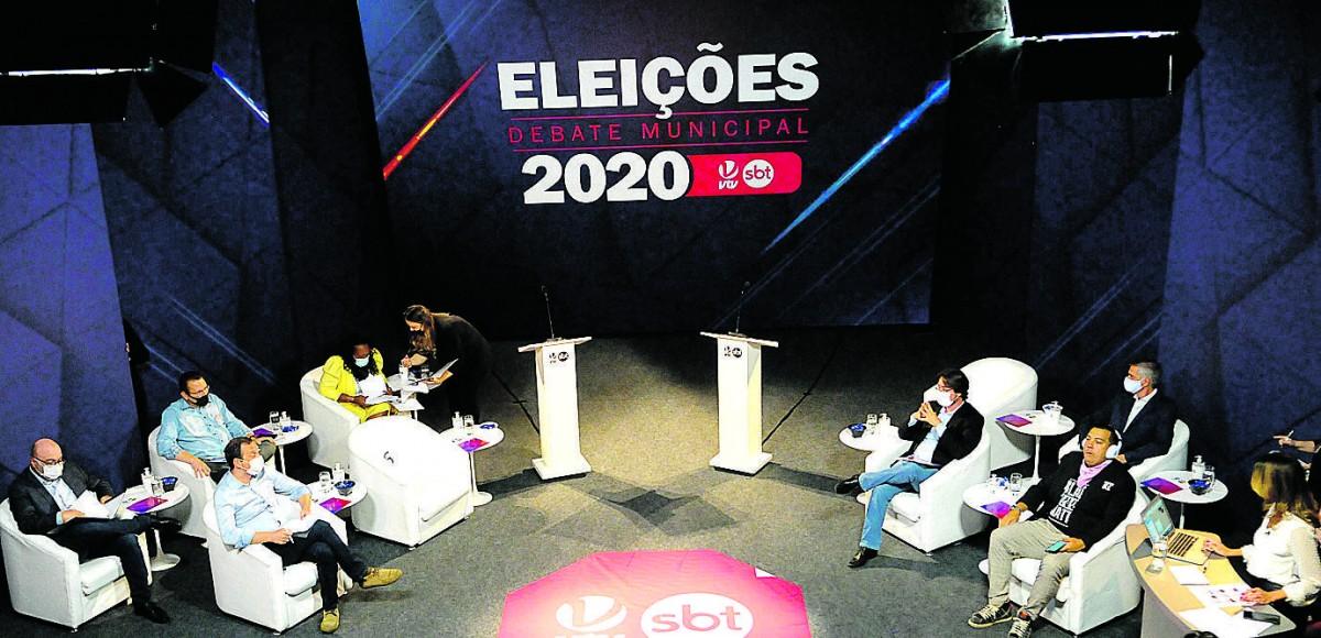 Parte dos candidatos à Prefeitura de Campinas aguarda o início do debate da VTV/SBT, ocorrido no último domingo (Wagner Souza/AAN)