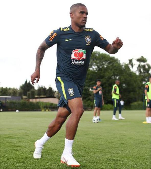 Após folga, seleção brasileira retoma treinos com a presença de Douglas Costa (Divulgação)