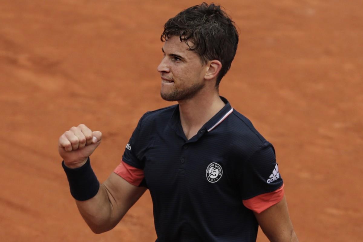 Thiem arrasa Zverev e faz 3ª semifinal seguida em Roland Garros (AFP)