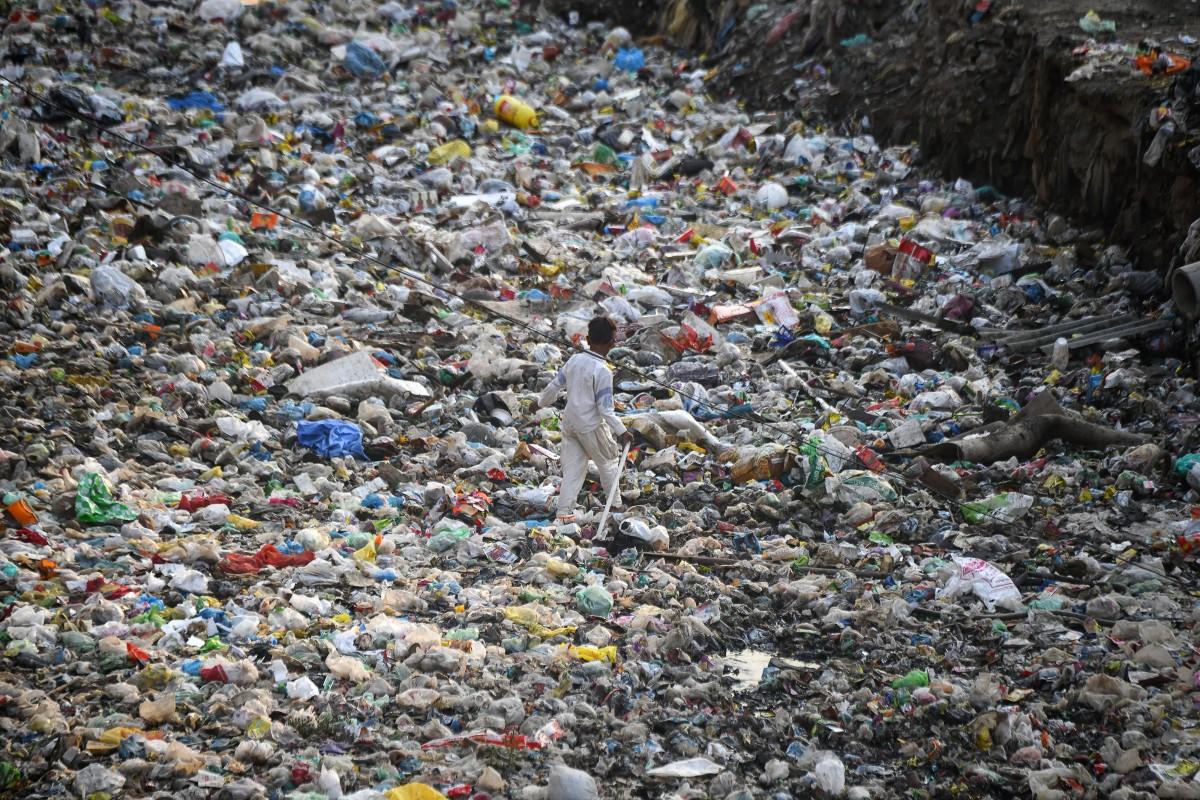 Um oceano de plástico invade um subúrbio (AFP)