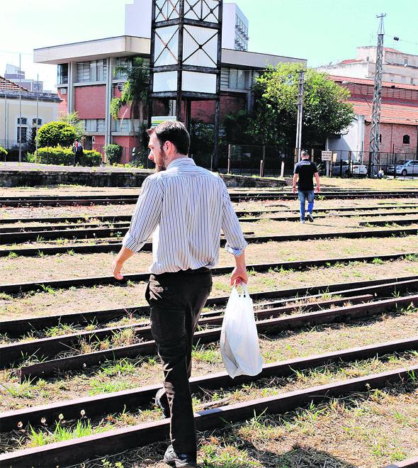 Pedestre corta caminho pelos trilhos da Estação Cultura: faltam placas e informações sobre rotas alternativas (Leandro Torres)