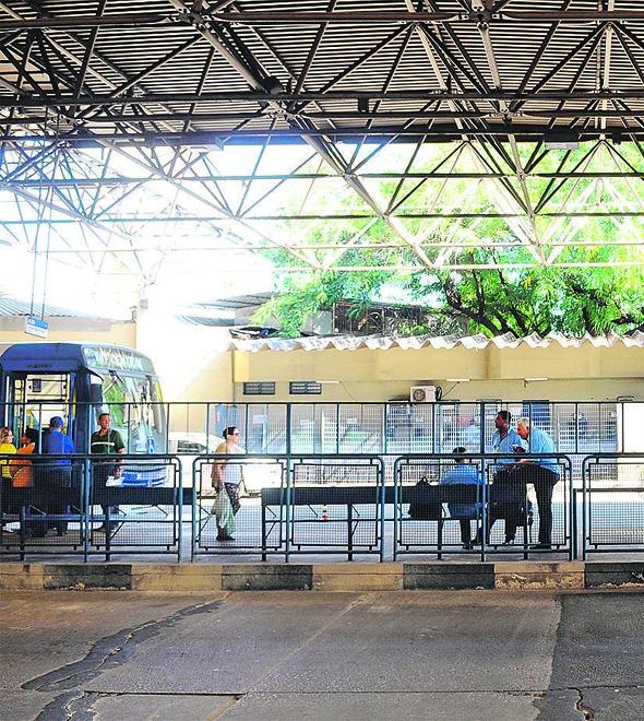 Terminal Central esvaziado: no período, a frota do sistema público coletivo andou com número reduzido, mantendo no mínimo 50 % dos veículos (Matheus Pereira/Especial para AAN)