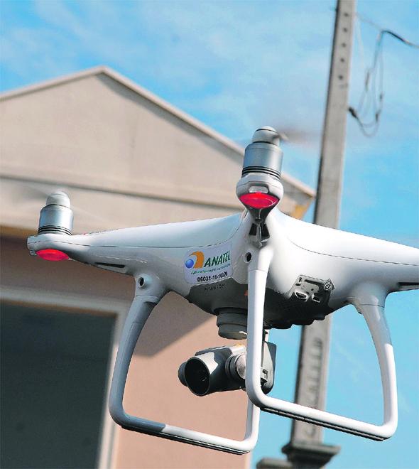 O drone Phantom 4, importado da China, em ação no Condomínio Vila Rica, em Indaiatuba: câmera fixa registra as ocorrências com extrema precisão, em um ângulo de 360 graus (Matheus Pereira/Especial para a AAN)