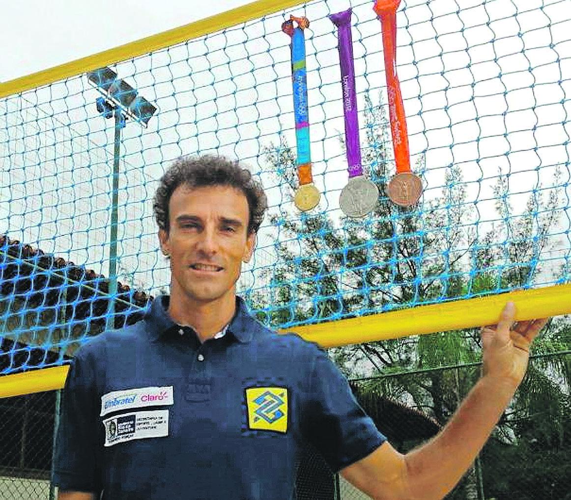 Emanuel ao lado das três medalhas olímpicas que conquistou na carreira: ouro em Atenas, prata em Londres e bronze em Pequim (Divulgação)