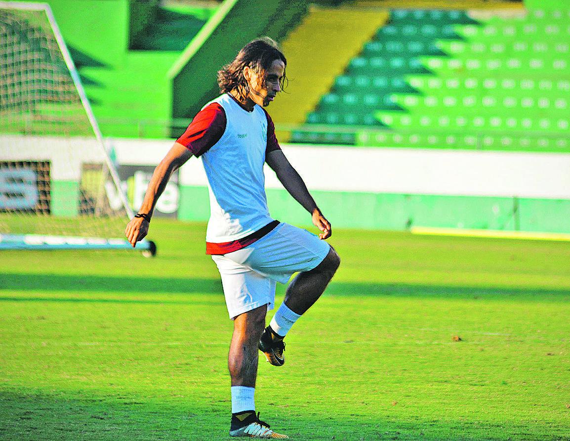 Ricardinho vê o chute de fora da área como uma alternativa para chegar ao gol contra adversários fechados (Guarani Press)