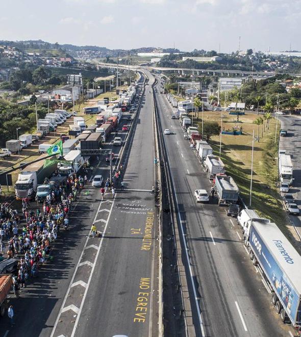 Caminhoneiros seguem no acostamento da Régis (Divulgação)