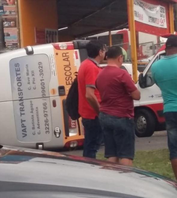 Acidente com van deixa menino ferido em Campinas (Divulgação)