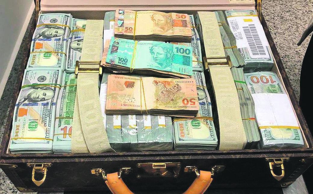 US$ 1,5 milhão e R$ 55 mil e relógios de luxo avaliados em US$ 15 milhões estão retidos pelas autoridades  (Divulgação)