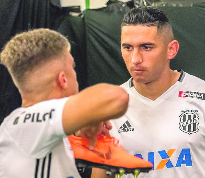 Danilo Barcelos tem sido deslocado para a lateral esquerda nos treinos (Ponte Press)
