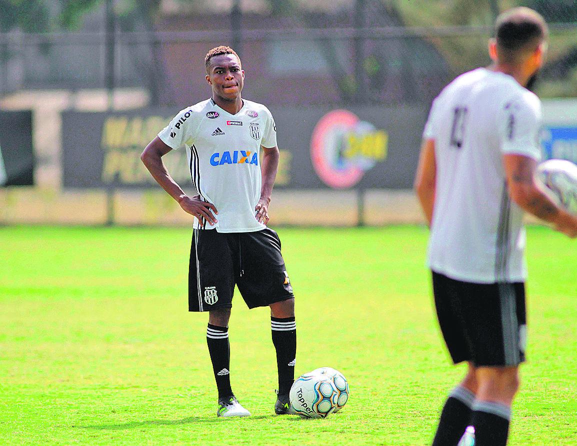 O atacante Yaya Banhoro, de Burkina Faso, marcou gol em jogo treino contra o São Caetano na terça-feira (Estadão Conteúdo)