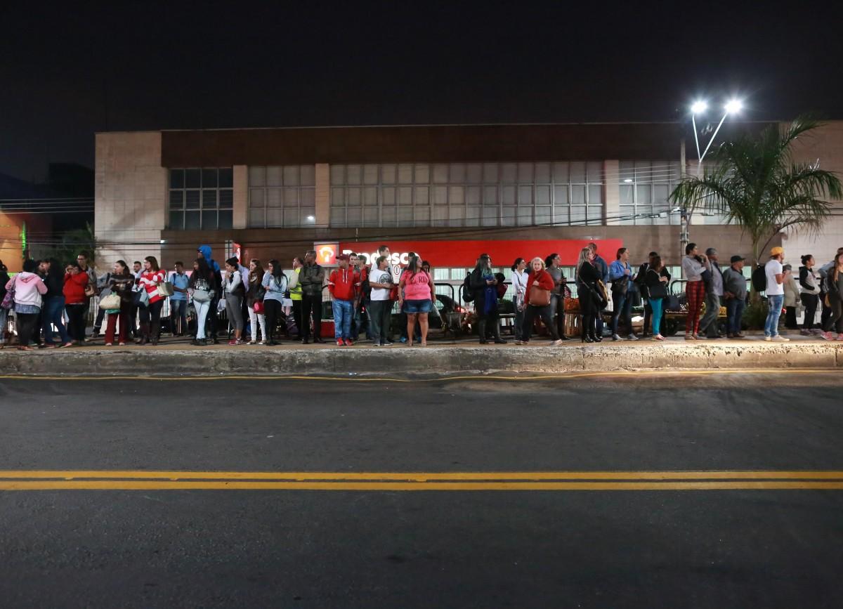 Passageiros aguardam ônibus na Avenida João Jorge, ontem à noite: frota vai ser reduzida a partir de hoje (Leandro Ferreira/AAN)