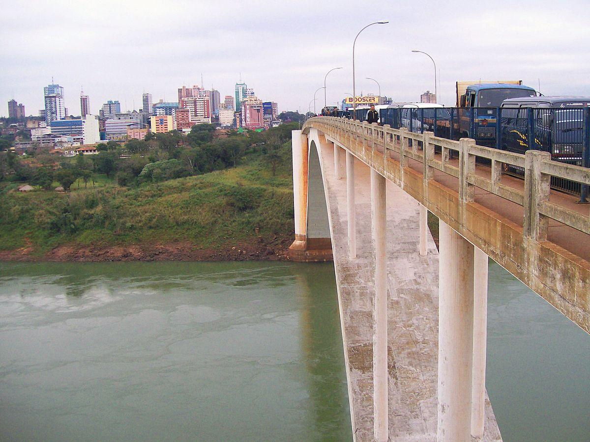Motoristas atravessam para abastecer no Paraguai (Divulgação)