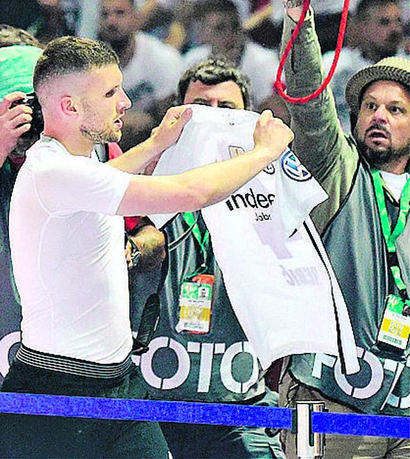 Rebic imita Messi e comemora gol mostrando sua camisa para a torcida (Tobias Schwarz/AFP)