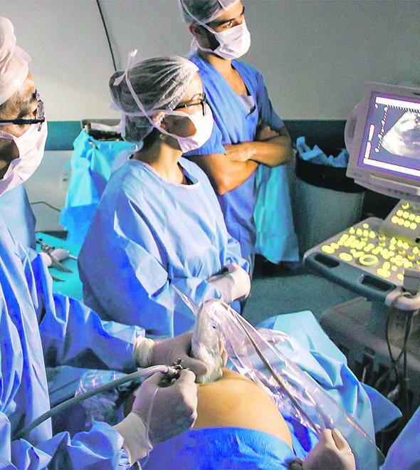 Equipe durante cirurgia intrauterina no Hospital Samaritano de Campinas: mãe e feto passam bem e receberam alta no dia seguinte à intervenção (Erika Almeida/Divulgação)