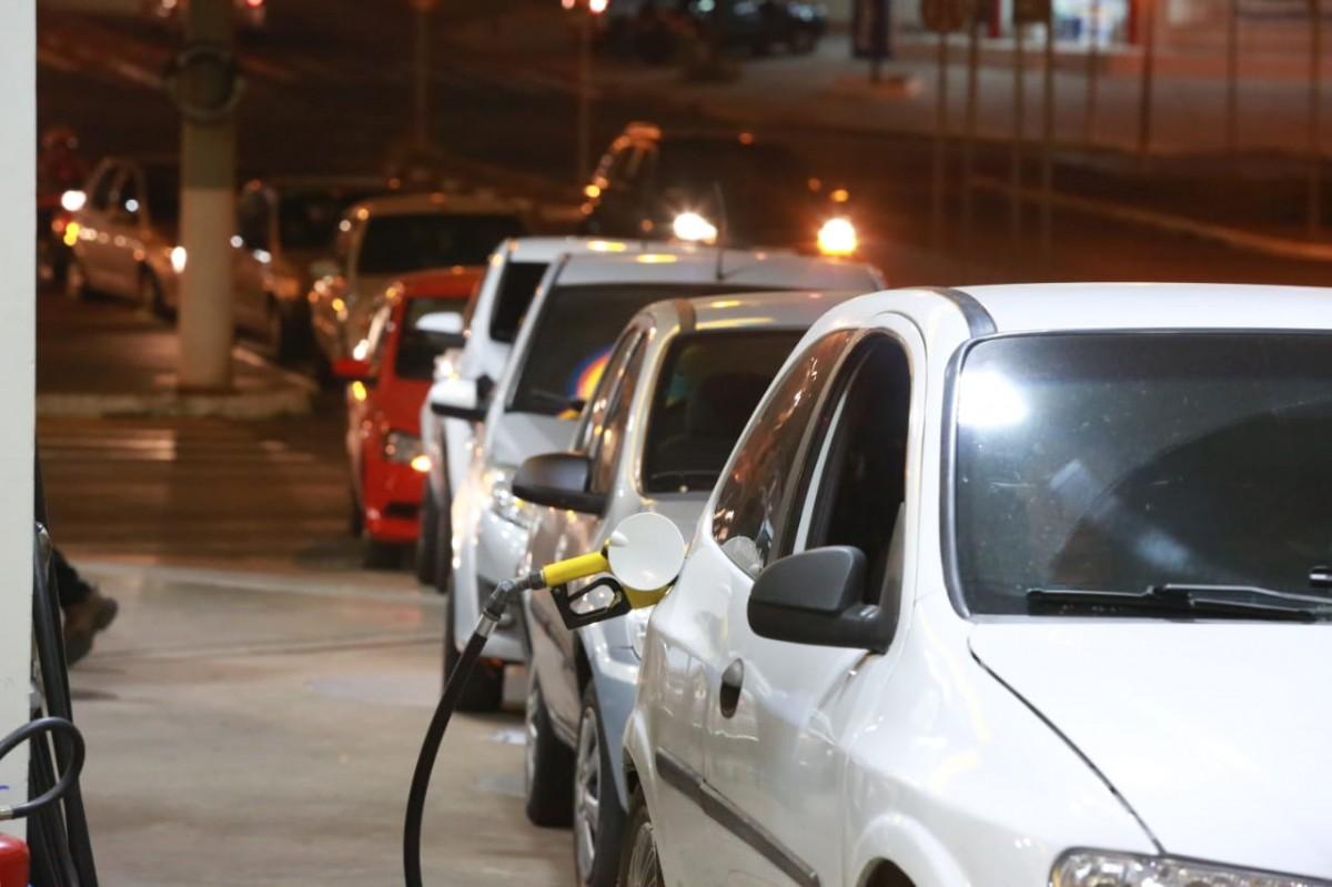 Postos de gasolina lotaram na noite de ontem depois do anúncio de que os combustíveis iriam acabar (Leandro Ferreira/AAN)