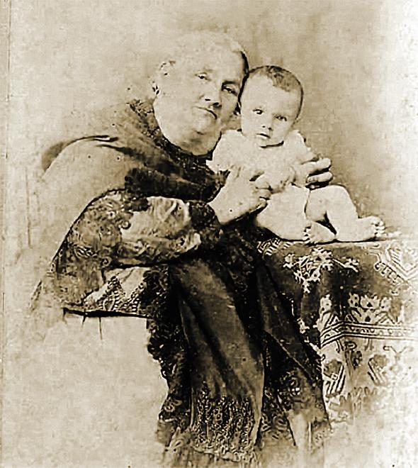 O bebê Guilherme aparece no colo da avó, dona Guilhermina de Andrade Monteiro, em foto histórica de 1890 doada ao historiador (Leandro Torres)