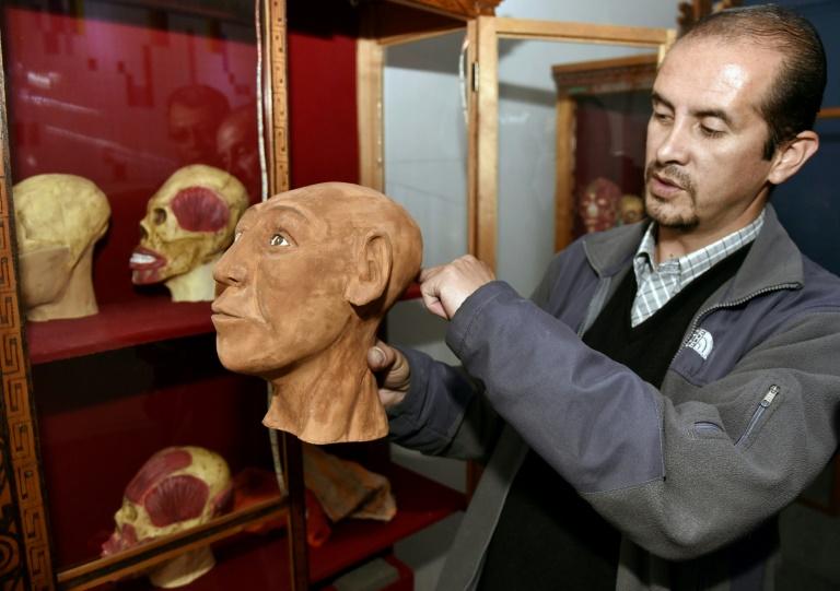 Antropólogo Luis Castedo mostra uma das três reconstruções (AFP)