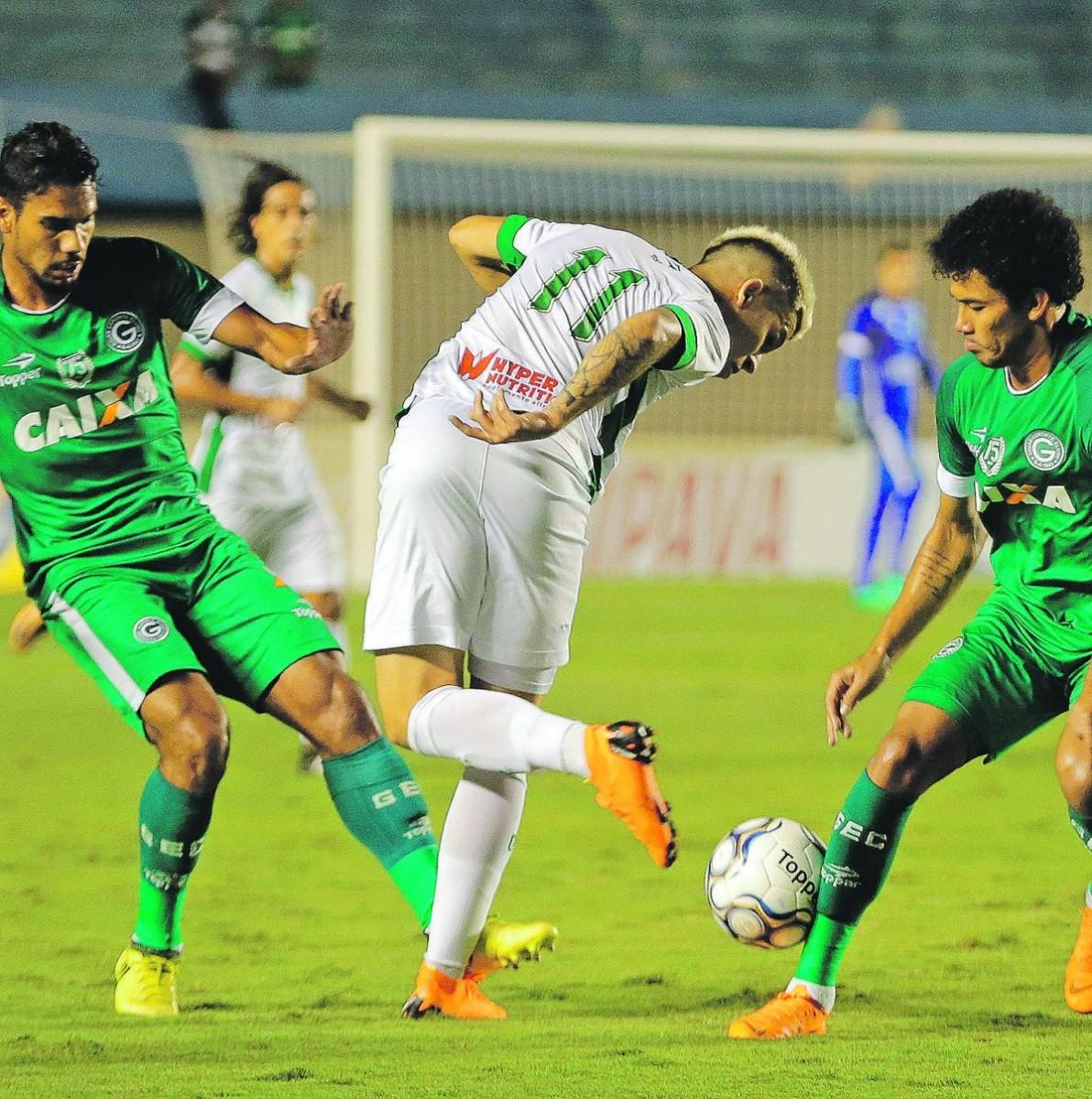 Bruno Nazário fez a assistência para o gol do Guarani no jogo de sexta-feira à noite contra o Goiás, no Serra Dourada: primeiro ponto fora de casa (Estadão Conteúdo)
