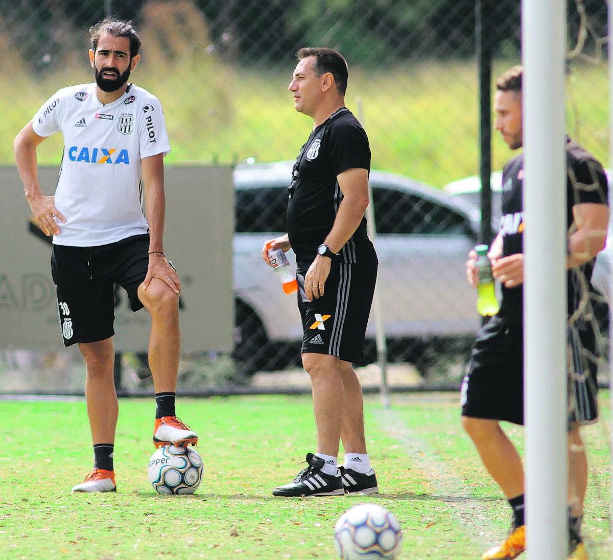 O técnico Doriva ao lado do zagueiro Renan Fonseca, que está confirmado como titular hoje: defesa, no entanto, pode passar por mudanças (Estadão Conteúdo)
