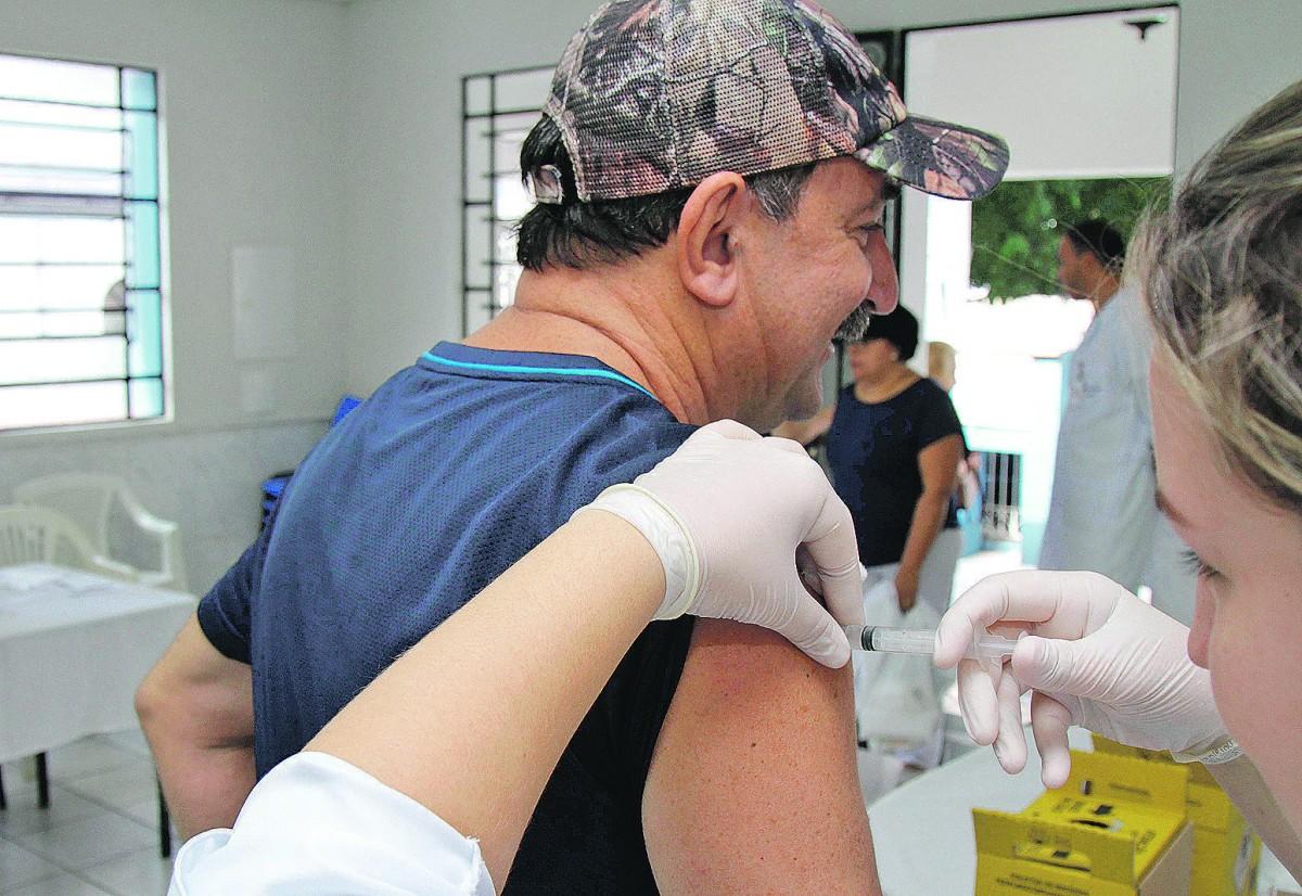 Imunização em posto no Cambuí: efeito da vacina dura de 9 meses a 1 ano e quanto mais cedo a pessoa tomar, mais protegida estará no Inverno (Thomaz Marostegan/Especial para AAN)
