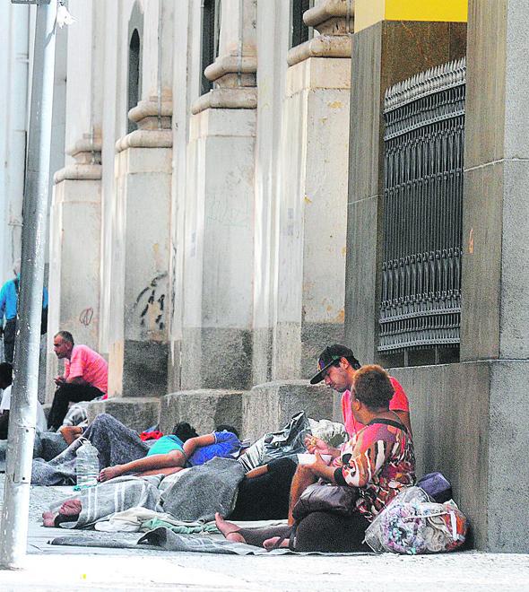 Moradores de rua descansam ao lado da Catedral Metropolitana, formando um cinturão humano dia e noite (Matheus Pereira/Especial para a AAN)