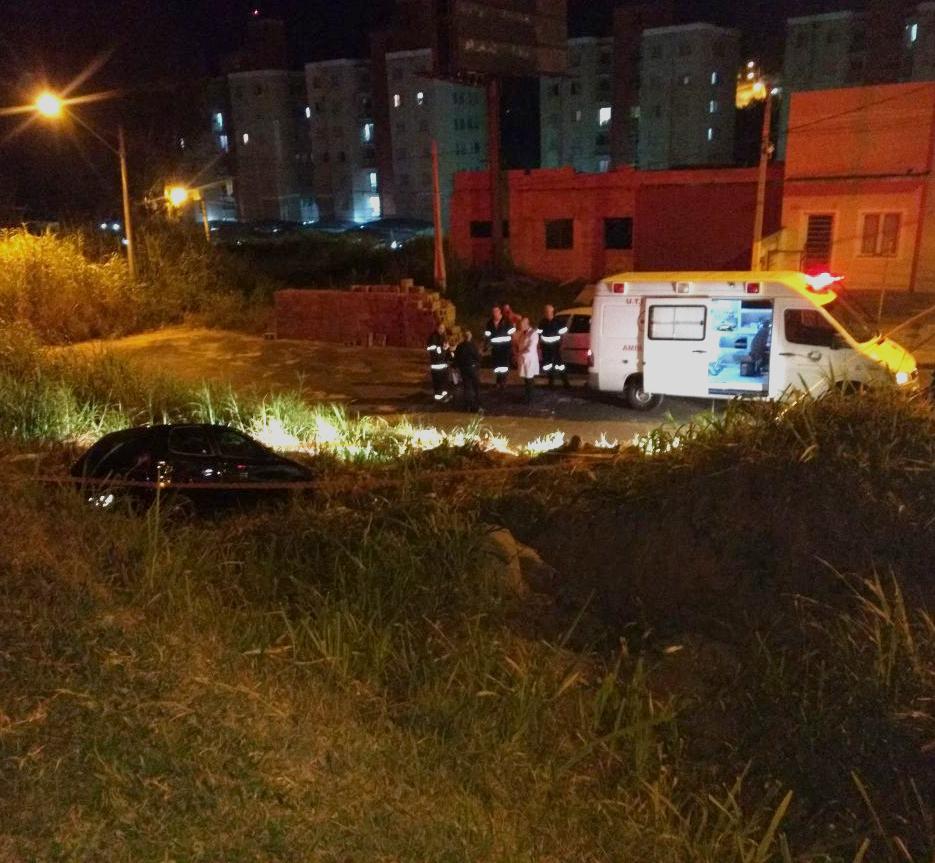 Equipe de socorristas observa o carro no matagal da Rodovia dos Agricultores, em Valinhos: caso intrigante  (Divulgação)