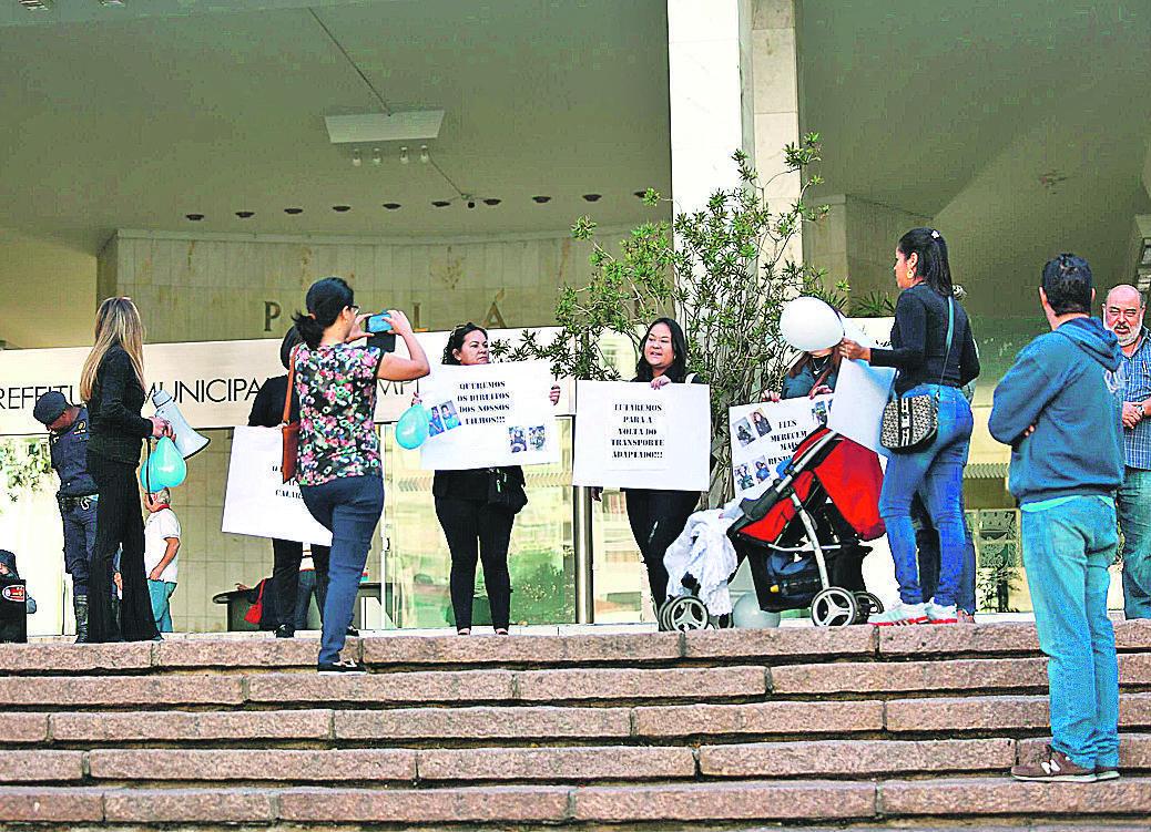 Protesto de mães no Paço em agosto do ano passado: PAI Serviço foi restrito àqueles que têm deficiência física severa (Leandro Ferreira/21ago2017/AAN)
