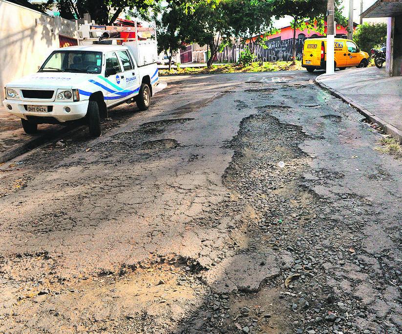 A Rua Orestes Colombari tem um trecho praticamente intransitável por conta da completa deterioração do asfalto (MATHEUS PERREIRA/Especial para a AAN)