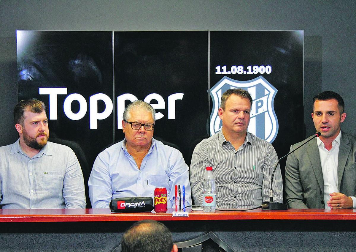 O presidente Abdalla ao lado de representantes da Topper e do diretor de marketing da Ponte, Eric Silveira: primeira leva de produtos chega em julho (Thomaz Marostegan/Especial para ANN)
