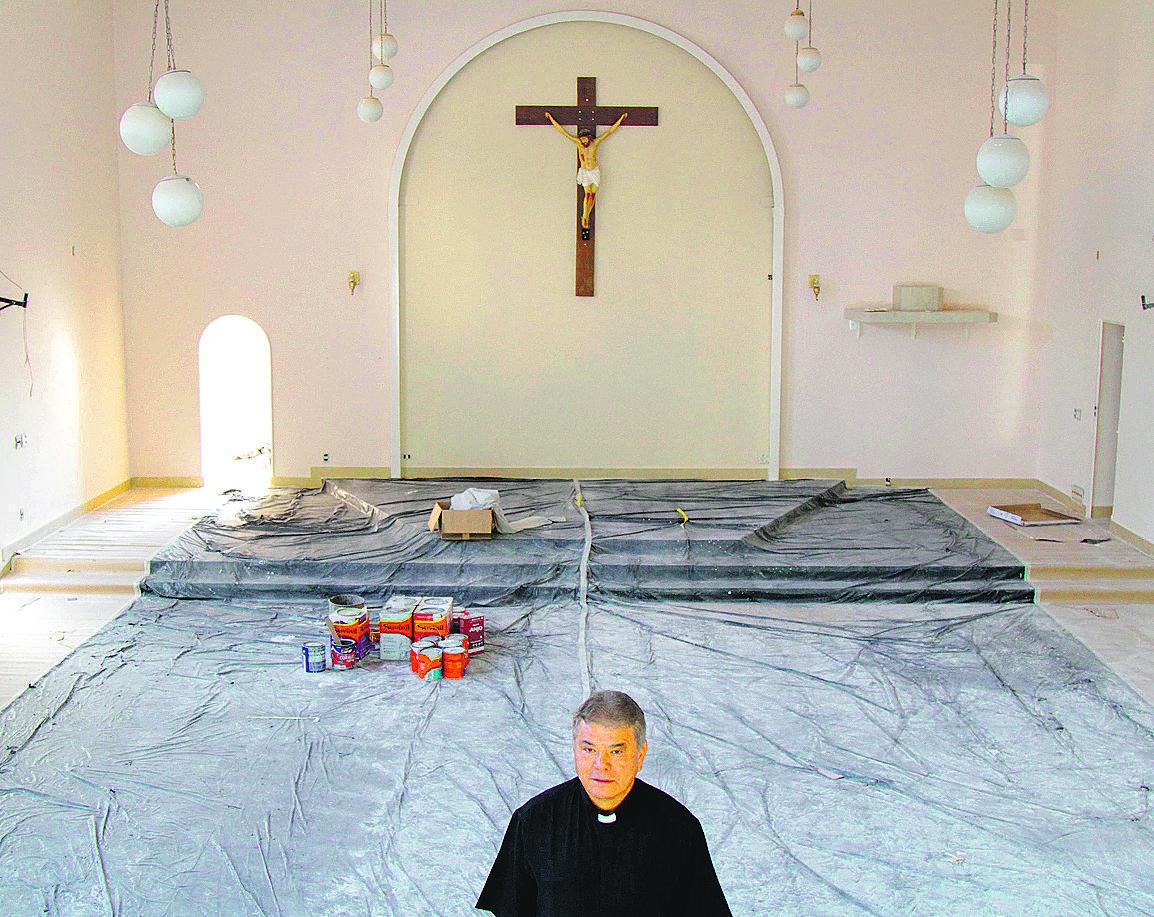Padre Luiz Roberto Di Lascio no salão da Igreja Nossa Senhora do Rosário de Pompeia, que está em reforma (Thomaz Marostegan/AAN)