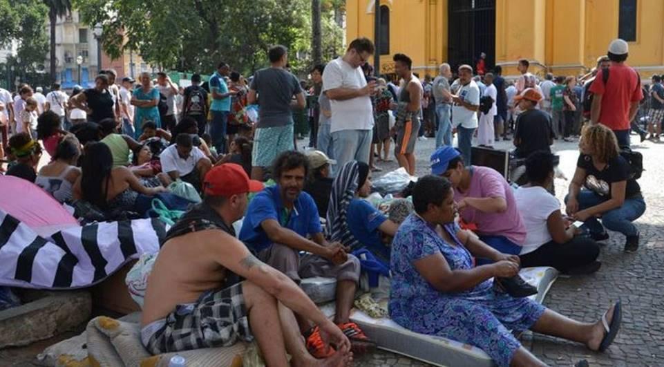 Pessoas ajudam desabrigados da tragédia que atingiu o Largo do Paiçandu, em São Paulo (Agência Brasil)