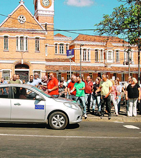 Cerca de 80 manifestantes se concentraram na Estação Cultura e saíram em passeata pela área central da cidade, chegando a causar transtornos ao trânsito do período da manhã (Leandro Torres)
